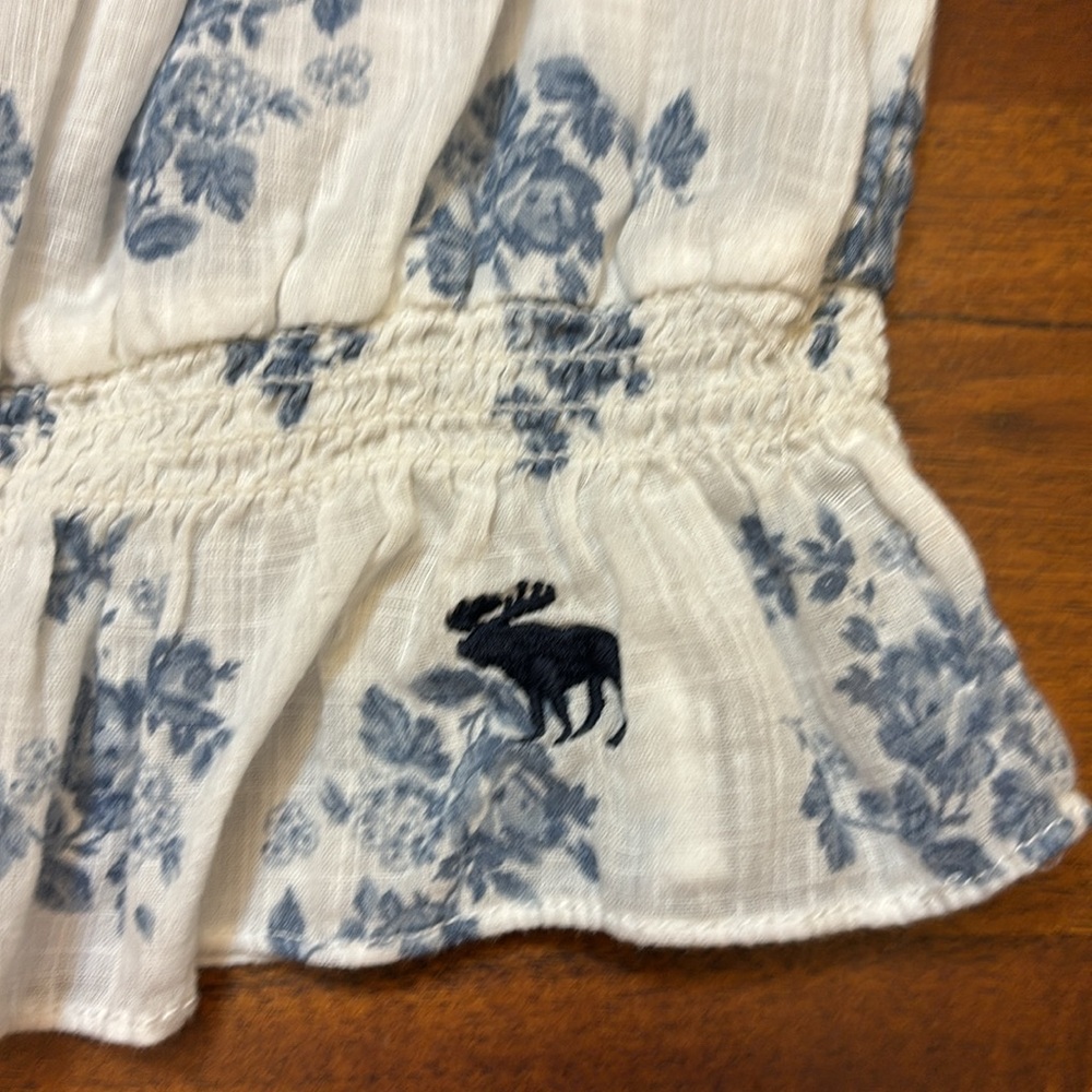Abercrombie & Fitch white cap sleeve blouse with blue flowers. Size S - Picture 3 of 4